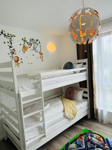 Postel nebo postele na pokoji v ubytování Perfektes Familiendomizil 15min nach Lübeck und Ostsee