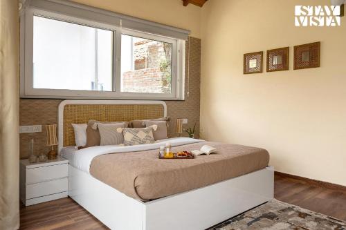 Ένα ή περισσότερα κρεβάτια σε δωμάτιο στο StayVista at Skylark Peaks with Outdoor Jacuzzi