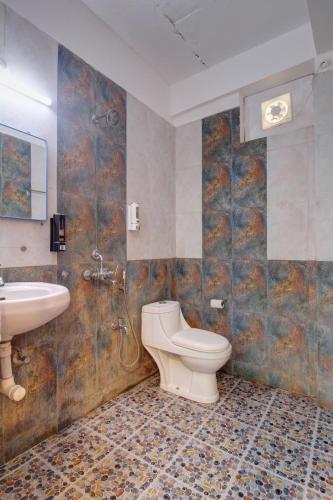 Un baño de Hotel pleasure inn near turtle beach morjim Manage by ld group of hospitality