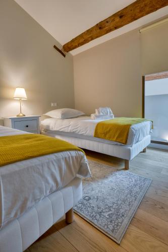 - 2 lits dans une chambre blanche avec fenêtre dans l'établissement CHATEAU LAURIGA, à Thuir