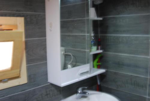 a bathroom with a mirror and a sink at Brvnare Dunja 1 i Dunja 2 in Kraljevo