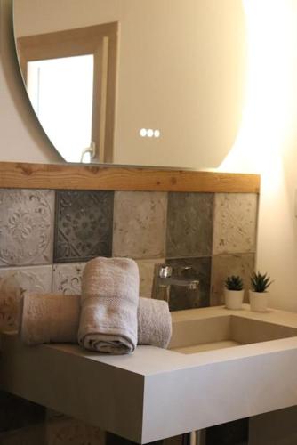 - un lavabo avec 2 serviettes et un miroir dans l'établissement Gîte du Pré Chappa, Parc Naturel des Hautes Vosges, à Saint-Maurice-sur-Moselle