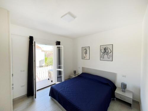 una camera da letto con un letto blu e un balcone di Affittimoderni La Maddalena - MADA22 a La Maddalena