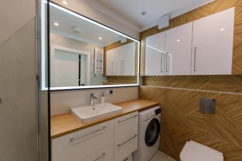 Kúpeľňa v ubytovaní Oaza Spa z prywatną Sauną by Perłowa Przystań Rent