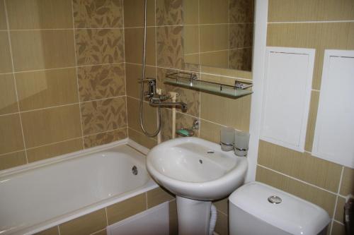 łazienka z umywalką, wanną i toaletą w obiekcie Apartment Ural on Evteeva 5 w mieście Czelabińsk