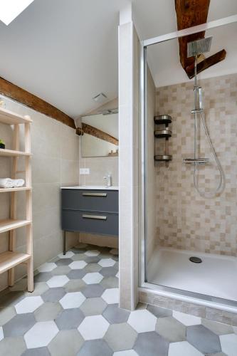 une salle de bain avec douche et lavabo dans l'établissement CHATEAU LAURIGA, à Thuir