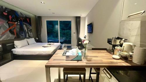 Fotografie z fotogalerie ubytování Emerald 521 - Studio with Balcony and shared Pool v destinaci Pláž Patong