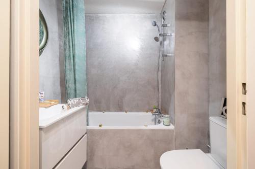 une salle de bain avec une baignoire, des toilettes et un lavabo dans l'établissement Relax Garden, Swimming pool in French Riviera, à Cagnes-sur-Mer