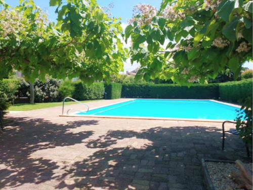 - une piscine dans une cour arborée dans l'établissement Maison T3 avec jardin et piscine, à La Teste-de-Buch