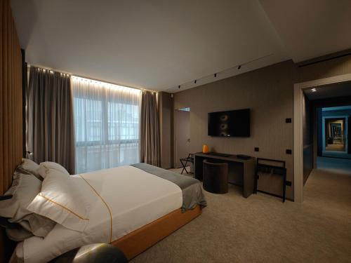 a hotel room with a large bed and a desk at Zeta Rentals in Bari