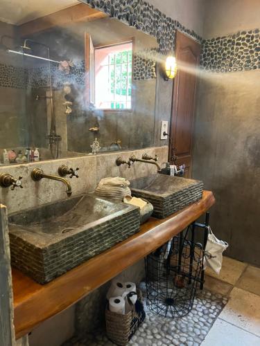 une salle de bain avec un grand lavabo et un miroir dans l'établissement Villa au cœur de la Provence, à Évenos