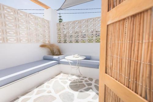una stanza con panche blu e un tavolo di SWELL S12 new studio in Naousa a Naoussa