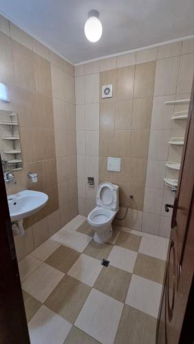 チェルノモレツにあるАкра-Фのトイレと洗面台付きのバスルーム
