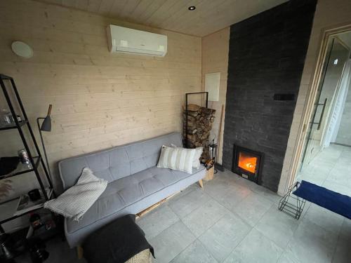 Χώρος καθιστικού στο Seaside getaway in Ööd mirror house with sauna
