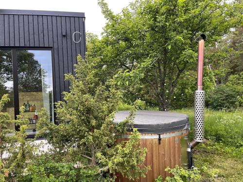 Κήπος έξω από το Seaside getaway in Ööd mirror house with sauna