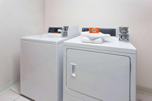 Gallery image of Super 8 by Wyndham Yorkville in Yorkville