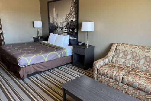 Gallery image of Super 8 by Wyndham Yorkville in Yorkville
