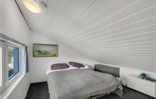 Ένα ή περισσότερα κρεβάτια σε δωμάτιο στο Cozy Apartment In Hemmet With Sauna