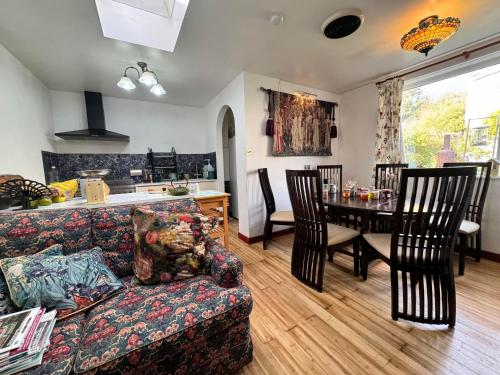 ヘルムズデールにあるSelkie House Song of the Seaのソファとテーブルのあるリビングルーム