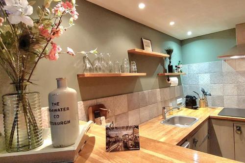 Nhà bếp/bếp nhỏ tại Have a nice stay! - Trendy Vakantiehuis Carpe Diem met eigen tuin