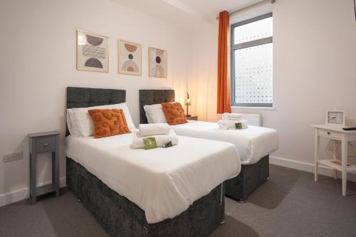two beds in a room with white walls and a window at 1 Bed Apartment - Redhill Central, Surrey, Gatwick #4 in Redhill
