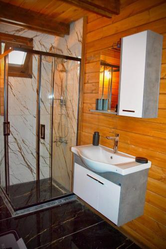 a bathroom with a sink and a shower at Gezegen Bungalow in Sapanca