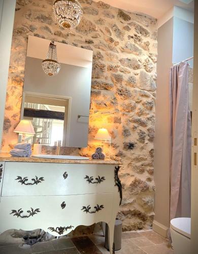 une salle de bain avec un lavabo et un miroir dans l'établissement Clos d'Antonia, Gîte près de Saint Emilion, à Mérignas