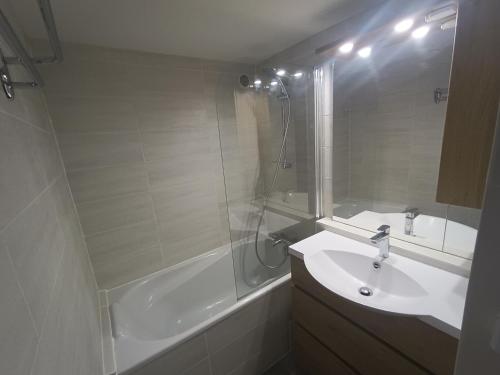 une salle de bain avec un lavabo, une douche et une baignoire dans l'établissement Duplex Argentière, 50m2, 6 pers, idéalement placé, à Chamonix-Mont-Blanc