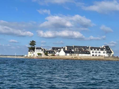 a group of houses on an island in the water at Les pieds dans l'eau in Île-Tudy