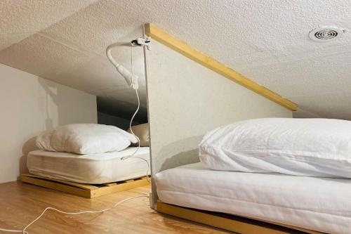 une chambre avec un lit et une lampe dans un grenier dans l'établissement Résidence au bord de l étang de Thau, à Marseillan