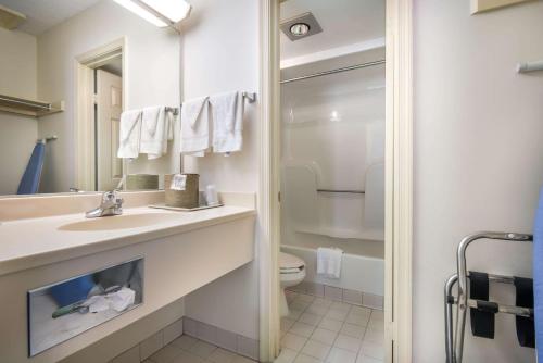 Ένα μπάνιο στο Quality Inn Little Creek