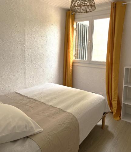 une chambre avec un lit et une fenêtre dans l'établissement Bord de mer avec piscine Type 2, à Santa-Maria-Poggio