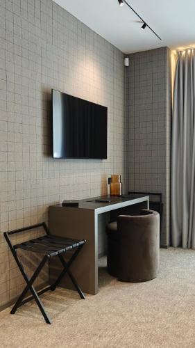 a room with a desk with a tv on a wall at Zeta Rentals in Bari