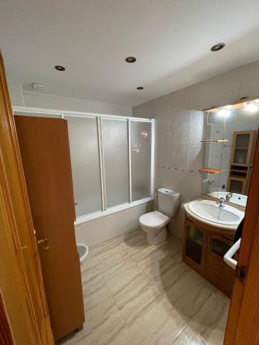 a bathroom with a toilet and a sink at Los Belones, Mar Menor España in Los Belones