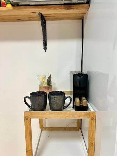 two coffee cups on a wooden shelf at Melambai in Eilat