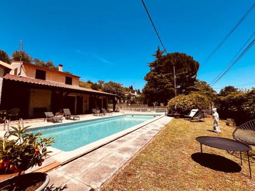 une piscine dans la cour d'une maison dans l'établissement Apartment with views, à Limoux