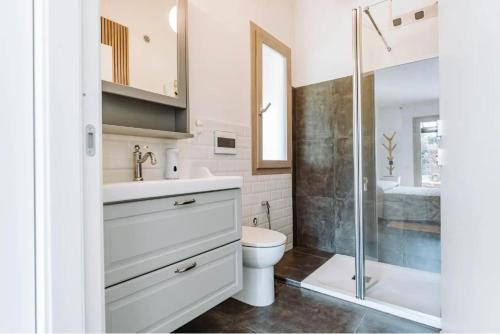 een badkamer met een wastafel, een toilet en een douche bij Tenuta Naturale in Villa San Pietro