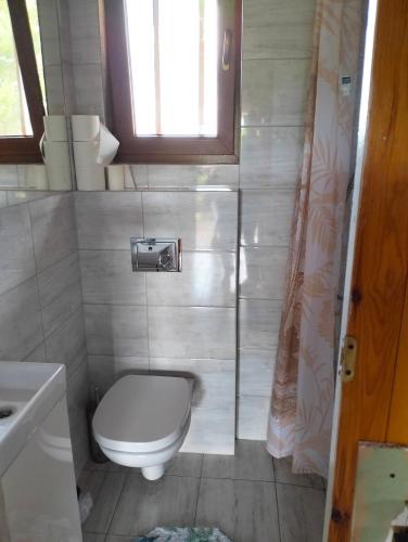 Bilik mandi di Nad żabim stawem