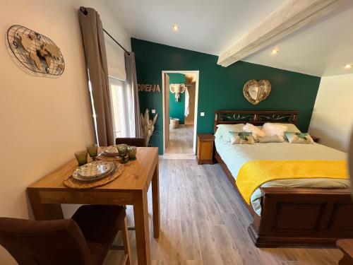 Postel nebo postele na pokoji v ubytování Lécrin chambre d'hôte spa