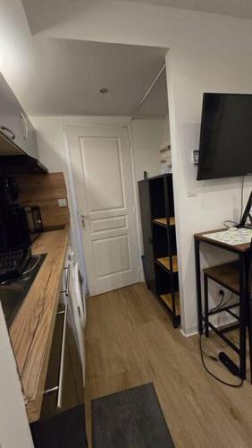 une petite pièce avec une cuisine avec une télévision et une porte dans l'établissement Studio Meublé Toulon, à Toulon