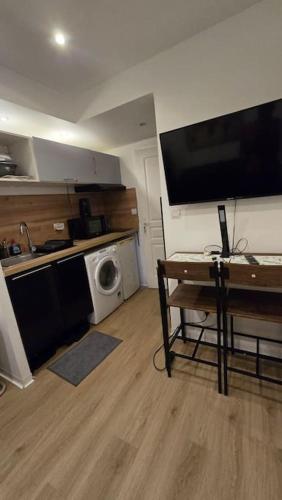 Il comprend un salon avec une télévision et un lave-linge. dans l'établissement Studio Meublé Toulon, à Toulon