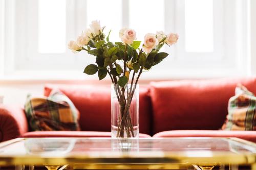 a vase of flowers sitting on a table at Golf Apartment Villa Elisabeth in Mariánské Lázně