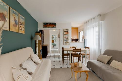 un salon avec un canapé et une table dans l'établissement T2 Cosy Jardin Port & Plage tout à pied, au Pouliguen