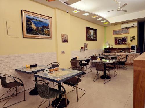un ristorante con tavoli e sedie in una stanza di 旅行者之家精緻漫旅-近火車站 a Città di Hualien