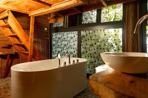Ένα μπάνιο στο Alafia Lodge