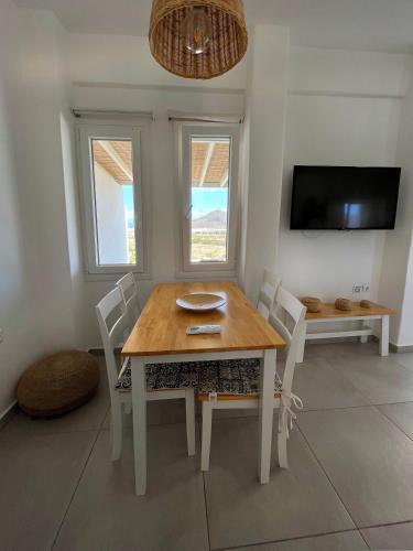 Φωτογραφία από το άλμπουμ του Quiet 3-bedroom sea view house with shared pool σε Mármara