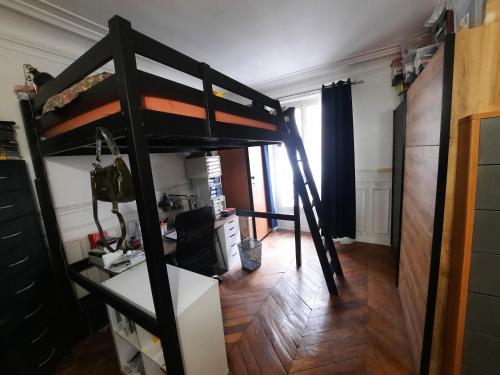 Cette chambre comprend un lit en mezzanine et un bureau. dans l'établissement Appartement familial dans le 16é, à Paris