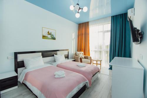 Un pat sau paturi într-o cameră la Batumi hotel Lalasa