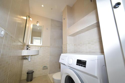 un bagno con lavatrice e asciugatrice di LA SIESTA I-14 - Fincas Arena a Benidorm