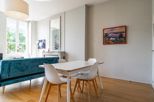 a dining room with a table and chairs at Appartement T3 de Prestige proche du Jardin Public de Bordeaux in Bordeaux